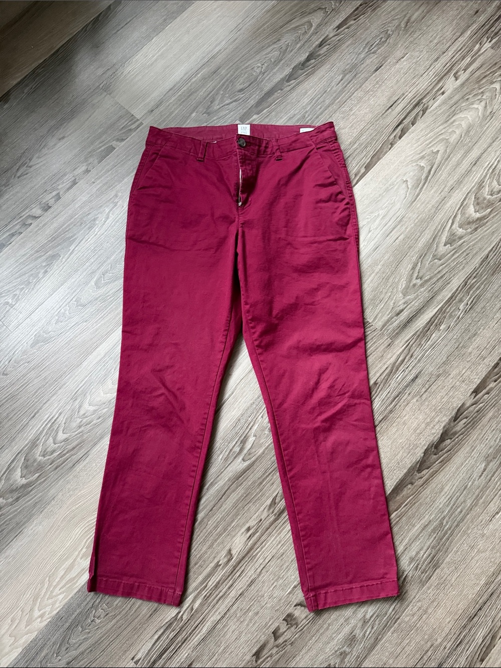 GAP For Good Women's Burgundy girlfriend khaki. Size 10